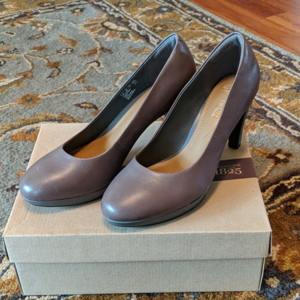 Clark's leather pumps